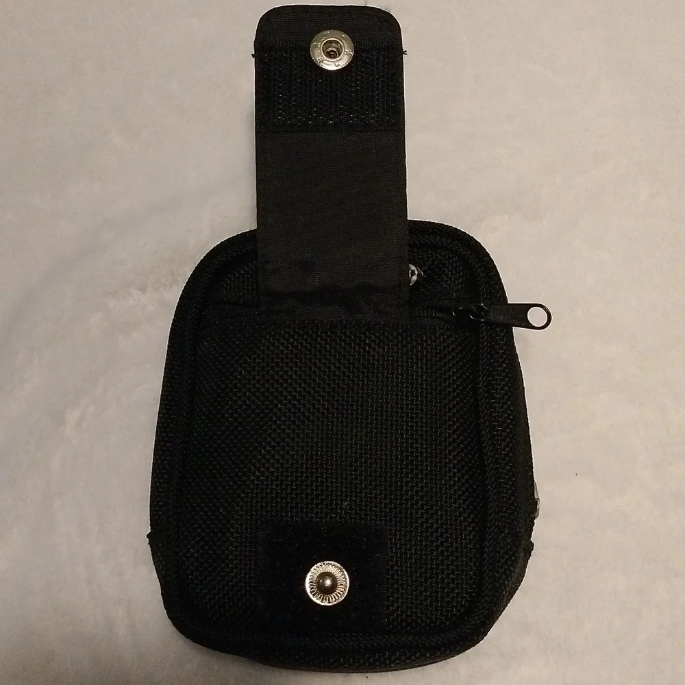 Reaction Kenneth Cole small Camara bag